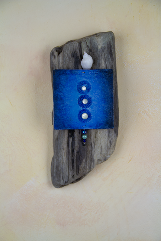 Esther Maurer, création carton-terre et bois flotté